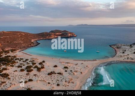 Spiaggia di sabbia e acque turchesi calme, vista aerea. Isola di Elafonisos, doppia spiaggia di Simos, Grecia. Barche ancorate, destinazione estiva vacanza Foto Stock