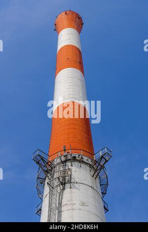 Struttura a chimney con tall rosso e bianco presso Thermo Plant Foto Stock