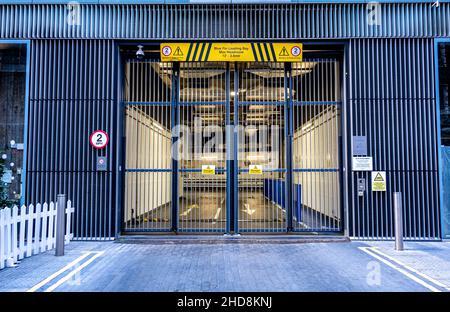 Londra Inghilterra UK Gennaio 02 2022, bloccato acciaio metallo Security Gate al Blue fin Building Southwark Foto Stock