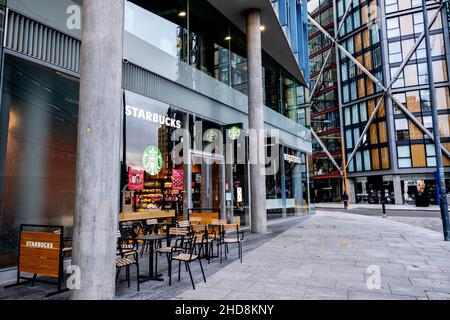 Londra Inghilterra UK Gennaio 02 2022, vuota Starbucks Coffee Shop Blue fin Building Southwark London con posti a sedere esterni Foto Stock
