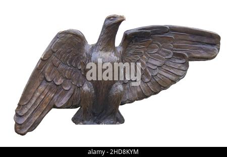 Una scultura di aquila isolata su sfondo bianco Foto Stock