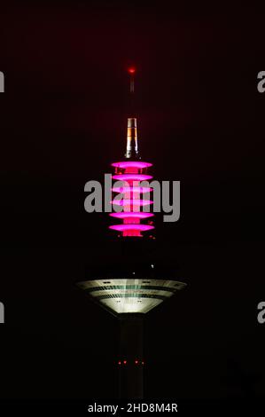 La torre della televisione di Francoforte di notte. Foto Stock