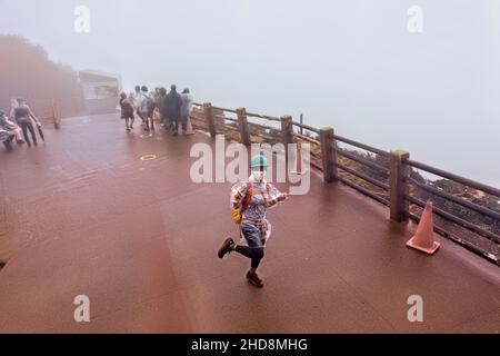 Nessuna visibilità sul bordo del cratere del Parco Nazionale del Vulcano di Poas, Costa Rica Foto Stock