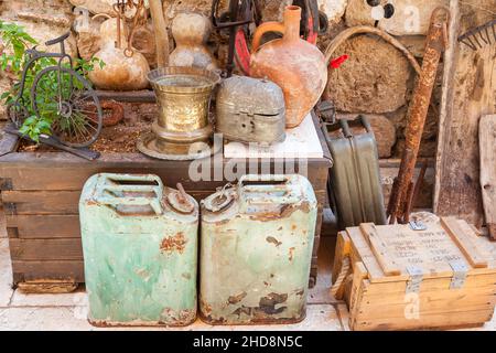 Antalya, turchia - 09. 01. 21: Un gruppo di vecchi taniche, cilindri e altri tipi di talee si trovano su scaffali in un capannone di legno Foto Stock