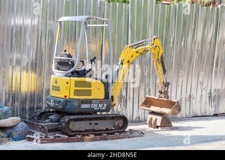 Antalya, turchia - 09. 01. 21: Piccolo escavatore giallo wacker neuson Foto Stock