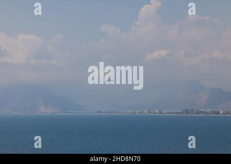 Antalya, turchia - 09. 01. 21: Elicottero della polizia sopra l'oceano contro il cielo blu Foto Stock