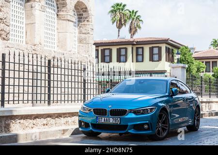 Antalya, turchia - 09. 01. 21: BMW 3 Serie F30 auto in movimento per strada. Blue turchese berlina BMW sul parcheggio, vista laterale anteriore. Foto Stock