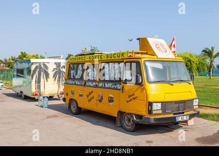 Antalya, turchia - 09. 01. 21: Minibus vecchio - dolmus - KARSAN J9, fabbricato in Turchia tra il 2006-2010 su licenza di Peugeot. Foto Stock