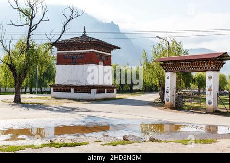 Il Bhutanese ha cantato con le ruote di preghiera al centro di Paro, Bhutan, Asia Foto Stock