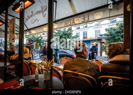 Vista delle strade di montmartre dall'interno di un ristorante. Parigi, Francia. Foto Stock