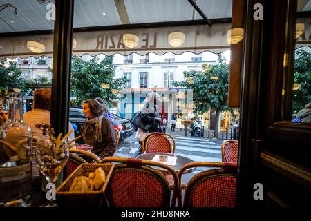 Vista delle strade di montmartre dall'interno di un ristorante. Parigi, Francia. Foto Stock