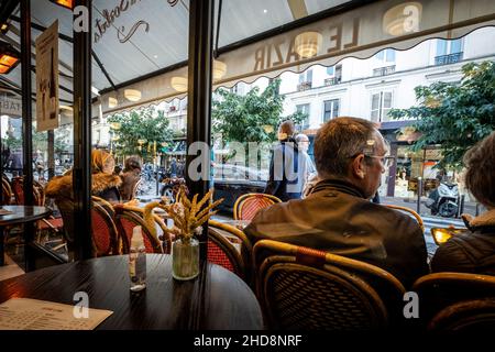 Vista delle strade di montmartre dall'interno di un ristorante. Parigi, Francia. Foto Stock