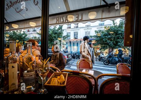 Vista delle strade di montmartre dall'interno di un ristorante. Parigi, Francia. Foto Stock