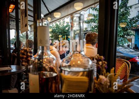 Vista delle strade di montmartre dall'interno di un ristorante. Parigi, Francia. Foto Stock