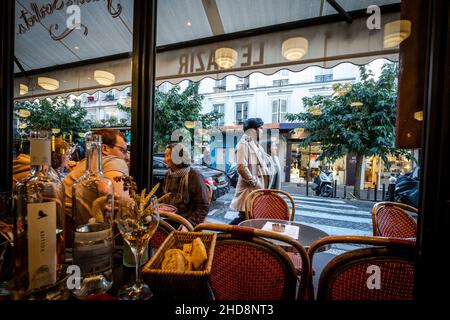 Vista delle strade di montmartre dall'interno di un ristorante. Parigi, Francia. Foto Stock