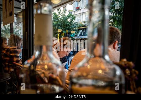 Vista delle strade di montmartre dall'interno di un ristorante. Parigi, Francia. Foto Stock