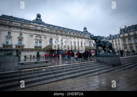 Il Musée d'Orsay era originariamente una stazione ferroviaria costruita per l'esposizione mondiale del 1900 a Parigi. Il museo conserva principalmente arte francese Foto Stock