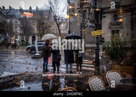 Vista delle strade di montmartre dall'interno di un ristorante. Parigi, Francia. Foto Stock