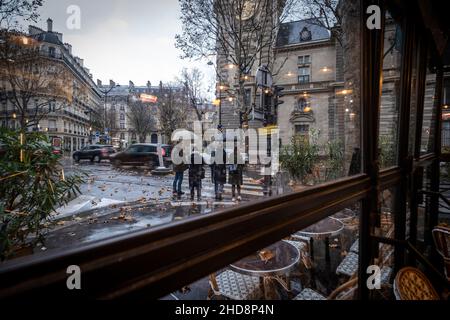 Vista delle strade di montmartre dall'interno di un ristorante. Parigi, Francia. Foto Stock