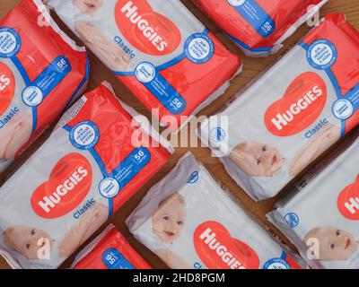 Tambov, Federazione Russa - 21 dicembre 2021 un sacco di panni Huggies wet pack su sfondo di legno Foto Stock