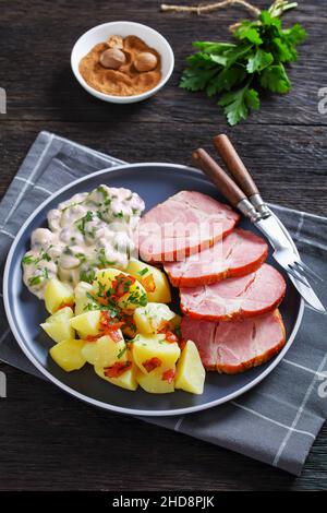 Judd Mat Gaardebounen, colletto affumicato di maiale con fagioli Fava giovani sbolliti cotti con salsa cremosa e patate bollite su un piatto, piatto nazionale di Foto Stock