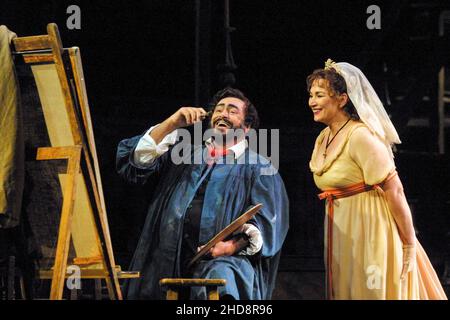 Atto 1: Luciano Pavarotti (Mario Cavaradossi), Carol Vaness (Floria Tosca) in TOSCA di Puccini alla Royal Opera, Covent Garden, Londra WC2 11/01/2002 Direttore: Jesus Lopez Cobos Set design: Renzo Mongiardino costumi: Marcel Escoffier refllighting: John B Leggi il regista originale: Franco Zeffirelli regista revival: John Cox Foto Stock