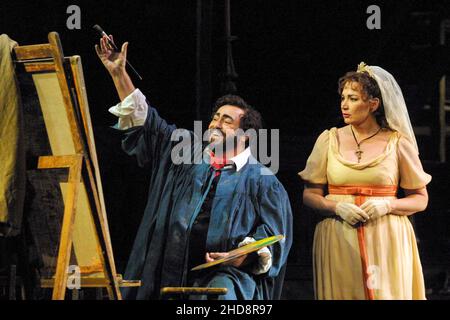 Atto 1: Luciano Pavarotti (Mario Cavaradossi), Carol Vaness (Floria Tosca) in TOSCA di Puccini alla Royal Opera, Covent Garden, Londra WC2 11/01/2002 Direttore: Jesus Lopez Cobos Set design: Renzo Mongiardino costumi: Marcel Escoffier refllighting: John B Leggi il regista originale: Franco Zeffirelli regista revival: John Cox Foto Stock