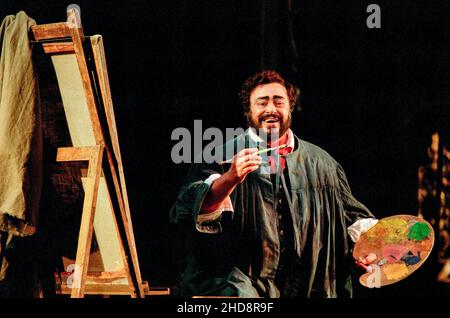 Atto 1: Luciano Pavarotti (Mario Cavaradossi) IN TOSCA di Puccini alla Royal Opera, Covent Garden, Londra WC2 11/01/2002 Direttore: Jesus Lopez Cobos Set design: Renzo Mongiardino Costumi: Marcel Escoffier illuminazione revival: John B Leggi il regista originale: Franco Zeffirelli regista revival: John Cox Foto Stock