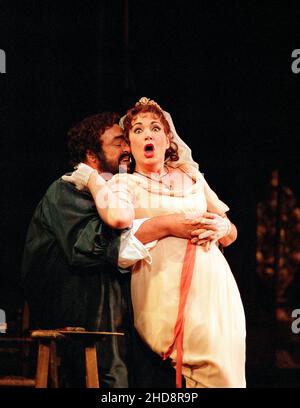 Atto 1: Luciano Pavarotti (Mario Cavaradossi), Carol Vaness (Floria Tosca) in TOSCA di Puccini alla Royal Opera, Covent Garden, Londra WC2 11/01/2002 Direttore: Jesus Lopez Cobos Set design: Renzo Mongiardino costumi: Marcel Escoffier refllighting: John B Leggi il regista originale: Franco Zeffirelli regista revival: John Cox Foto Stock