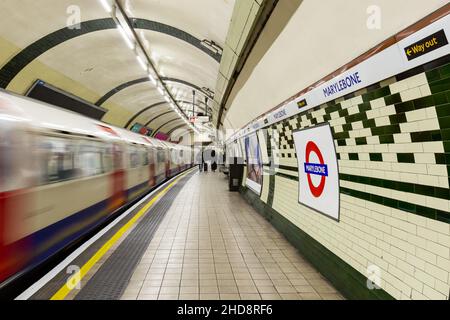 Piattaforma Bakerloo Line alla stazione di Marylebone sulla metropolitana di Londra Foto Stock