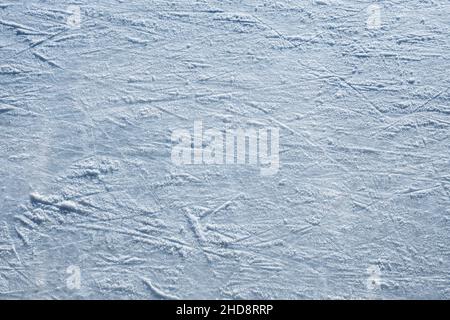 Pista di pattinaggio su ghiaccio, ghiaccio da taglio, neve. Sport invernali. Graffi sulla superficie del ghiaccio. Primo piano. Foto Stock