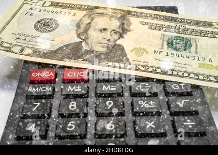 primo piano conto del dollaro americano sul calcolatore Foto Stock