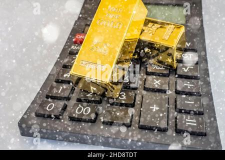 primo piano delle barre d'oro sulla calcolatrice Foto Stock
