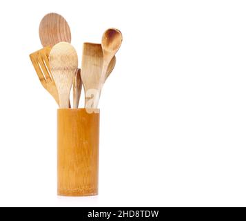 Cucchiai e spatole in legno assortiti su bianco con spazio per la copia Foto Stock