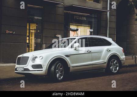 Kiev, Ucraina - 12 giugno 2021: Inglese bianco Bentley Bentayga SUV parcheggiato in città Foto Stock