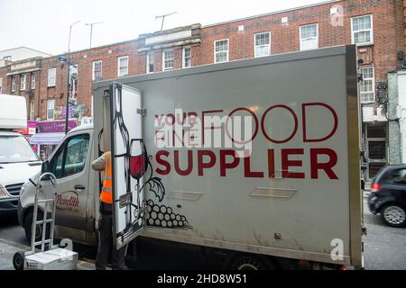 Slough, Berkshire, Regno Unito. 30th dicembre 2021. Le consegne di cibo arrivano per un negozio a Slough. Credit: Maureen McLean/Alamy Foto Stock