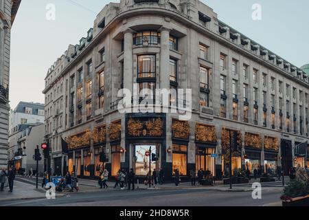 Londra, Regno Unito - 23 novembre 2021: Luci e decorazioni natalizie sul Burberry Store esterno su Regent Street, una delle principali vie dello shopping dell'ovest Foto Stock