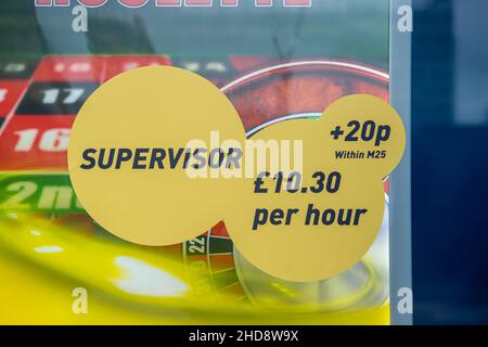 Slough, Berkshire, Regno Unito. 30th dicembre 2021. Annunci di lavoro nella finestra di un casinò in Slough High Street. Credit: Maureen McLean/Alamy Foto Stock