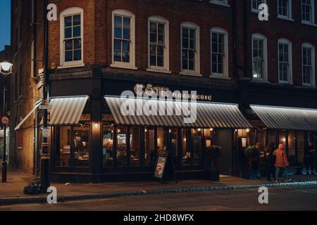Londra, UK - 23 novembre 2021: L'esterno del ristorante Cote Brasserie a Covent Garden, un'area del centro di Londra famosa per i suoi caffè e ristoranti Foto Stock