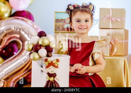 Buon Compleanno, Bambina Di 2 Anni in Vestito Rosa. Torta Bianca Con  Candele E Rose. Decorazioni Di Compleanno Con Bianco Immagine Stock -  Immagine di decorazione, regalo: 213092943