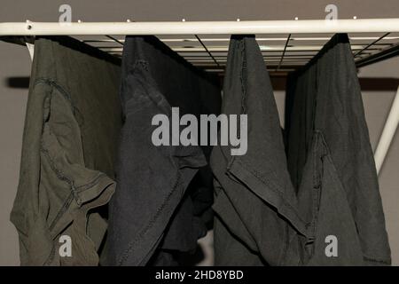 Vaduz, Liechtenstein, 22 dicembre 2021 le magliette da asciugare sono appese su un piedistallo bianco Foto Stock