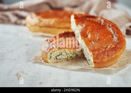 Fuoco selettivo tradizionale carne chiusa torta sul tavolo. Foto Stock