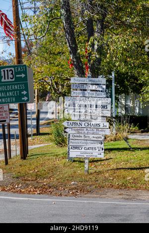 Segui le indicazioni stradali per raggiungere le attrazioni locali di Center Sandwich, un villaggio nel New Hampshire, New England, USA Foto Stock