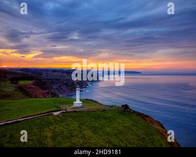 Il faro di Lastres al tramonto situato nella città di Luces, Asturias, Spagna. Foto Stock