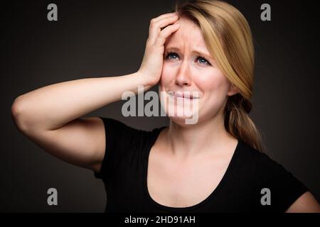 Rimorso, rimpianti, paura, ansia, incertezza in una giovane donna - effetti di una situazione di vita difficile - concetto di emozioni vivide Foto Stock