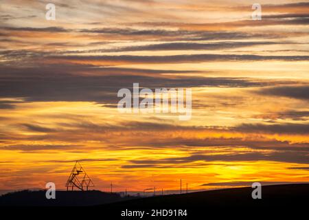 Cielo notturno rosso, tramonto, vista dallo slagheap Mottbruch a Gladbeck, ad ovest, allo slagheap a Beckstrasse, a Bottrop con il Tetraeder, NRW Foto Stock