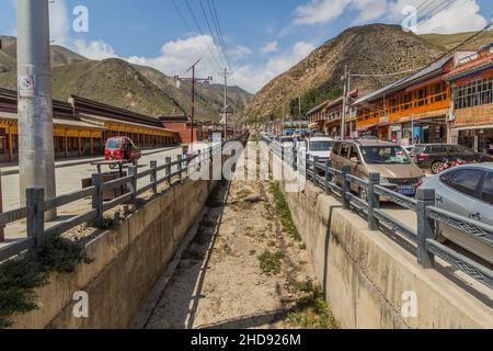 XIAHE, CINA - 24 AGOSTO 2018: Canale di acqua vuoto nella città di Xiahe, provincia di Gansu, Cina Foto Stock