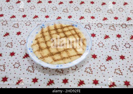 Delizioso budino di riso 'Arroz doce' pronto a mangiare. Un tipico dessert portoghese Foto Stock