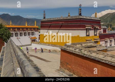 XIAHE, CINA - 24 AGOSTO 2018: Monastero di Labrang nella città di Xiahe, provincia di Gansu, Cina Foto Stock