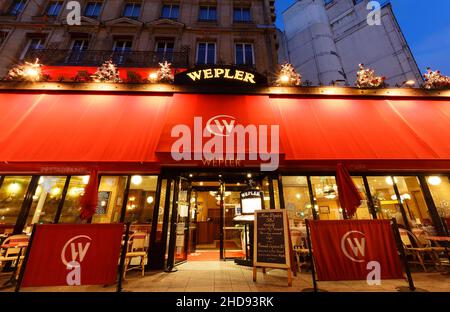 Wepler, la più grande casa di ostriche di Parigi decorata per Natale 2021 . Si trova tra Montmartre e Pigalle, questa brasserie rimane un must Foto Stock